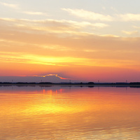 Солнце  каждый  вечер "приземляется"  за  озером Мормышанским.