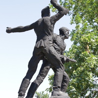 Скульптурная композиция памятника павшим воинам