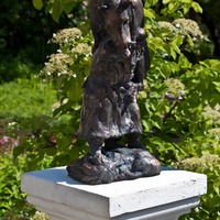 Скульптура "Добытчик" в Ботаническом саду