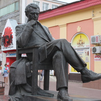 Ейск. Памятник актеру и режиссеру Сергею Бондарчуку.