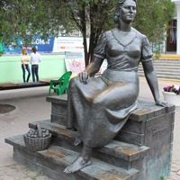 Ейск. Памятник актрисе Нонне Мордюковой.