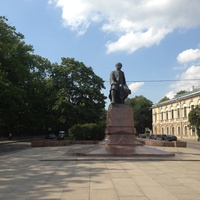 Памятник М.В. Ломоносову на Университетской набережной