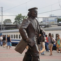 Памятник на перроне Южного вокзала.