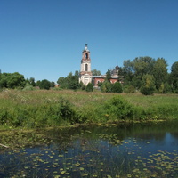 Церковь в селе  Николо Ям, вид с реки Б.Пудица 27.07.2014