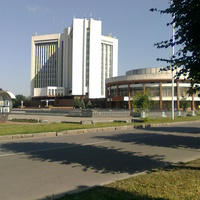 Площадь перед "Книжкой" и "Плеядой".