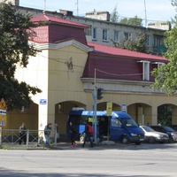 напротив автовокзала