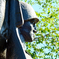 Фрагмент памятника павшим воинам ВОВ