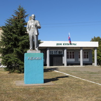 Дворец культуры и памятник Ленину