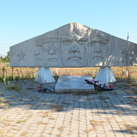 Мемориал летчика и братская могила воинов иВОВ