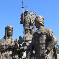 Памятник святым Петру и Февронии (Крупно)