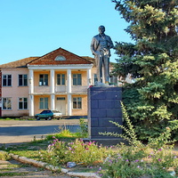 Памятник Ленину на фоне административного здания