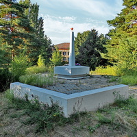 Мемориал и братская могила воинов ВОВ в парке