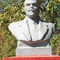Памятник (бюст) Ленину