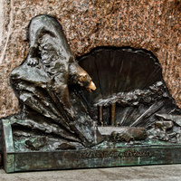 Фрагмент памятника адмиралу Макарову