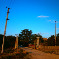 Початок центральноi вулицi села Партизани.