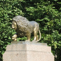 памятник в виде бронзового льва работы скульптора П.К.Клодта