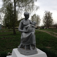 памятник матери на территории Олишевской районной больницы