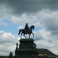Памятник Королю Иоганну на Театральной площади