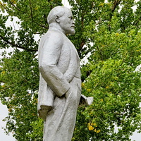 Памятник Ленину (вид слева)