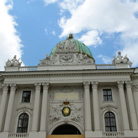 Центральный фасад над входом,  вид с площади Архангела Михаила