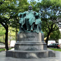 Памятник Гете в парке Бурггартен
