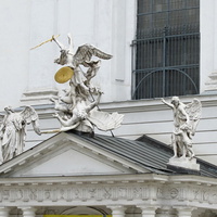 Портик и фигура Святого Михаила, поражающего мечом Люцифера во время небесной битвы (Хофбург)