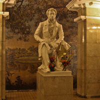 Памятник Пушкину на станции метро "Пушкинская"