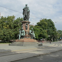 Памятник королю Максимилиану II на Максимилианштрассе
