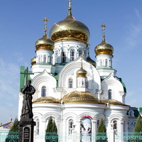 Свято-троицкий храм  и памятник Святому Андрею Первозванному