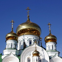 Золотые купола Свято-Троицкого храма