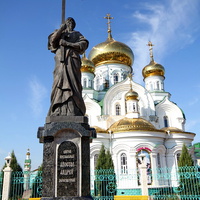 Статуя Святого Андрея Первозванного на фоне храма