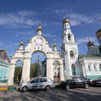 Центральные ворота Свято-Троицкого храма, слева - старый храм