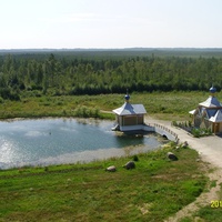 Источник с купальней на берегу Святого озера в Крыпецком монастыре
