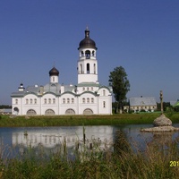Иоанно-Богословский храм на берегу Святого озера в Крыпецком монастыре