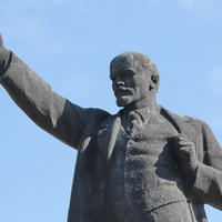 Памятник Ленину (крупно)