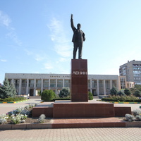 Памятник Ленину на фоне дворца культуры