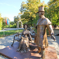 Скульптурная композиция на пушкинскую тему в парке