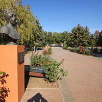 Аллея Героев Батайска в парке - левая сторона