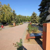Аллея Героев Батайска в парке- правая сторона
