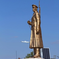 Памятник воину-Первой мировой войны у жд вокзала