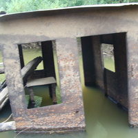 Затопленная баржа у моста через Бундюрку