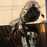 улица Федоровский Ручей, драконы и орлы охраняют вход в банк, фрагмент