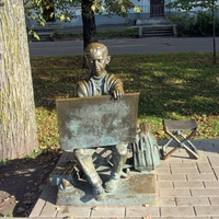 Памятник рисующему мальчику в Великом Новгороде