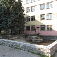 фонтан около университета