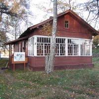В парке стоит небольшое здание детской библиотеки, известное под именем «домик С.М. Кирова»
