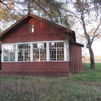 В парке стоит небольшое здание детской библиотеки, известное под именем «домик С.М. Кирова»