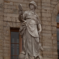 Статуя "Справедливость" на фасаде Большого Гатчинского дворца