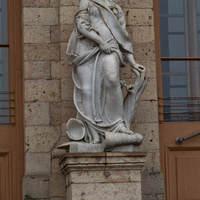 Статуя "Мир" на северном фасаде Гатчинского дворца
