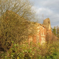 Торосово. Руины  хозяйственных построек усадьбы баронов Врангелей