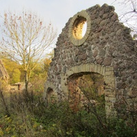 Торосово. Руины  хозяйственных построек усадьбы баронов Врангелей